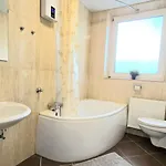 Apartment Modern 4-room With Balcony & Free Parking & Free Wi-fi - Ka02