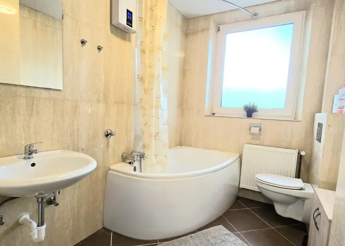 Lejlighed Modern 4-room With Balcony & Free Parking & Free Wi-fi - Ka02